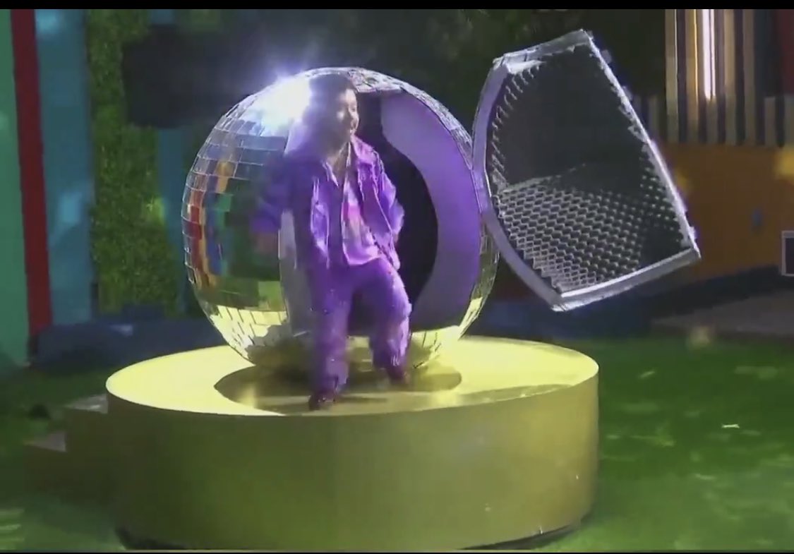 Yo llegando a ver otro reality nacooo   #LaGranjaVIPy ni modeeee