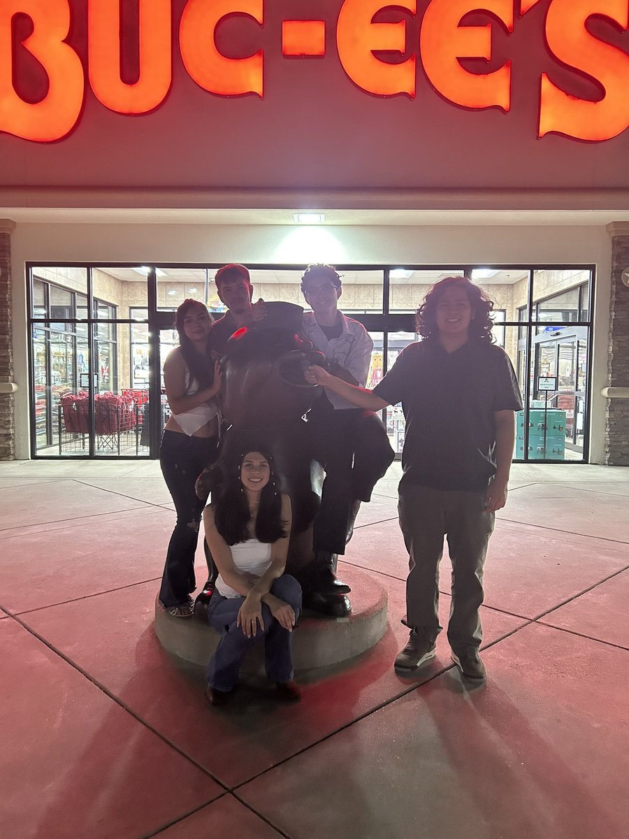 _cassandra04_'s tweet photo. We craved Texas Roadhouse so we went to Texas #sidequestcomplete https://t.co/mTEgvNxD7V