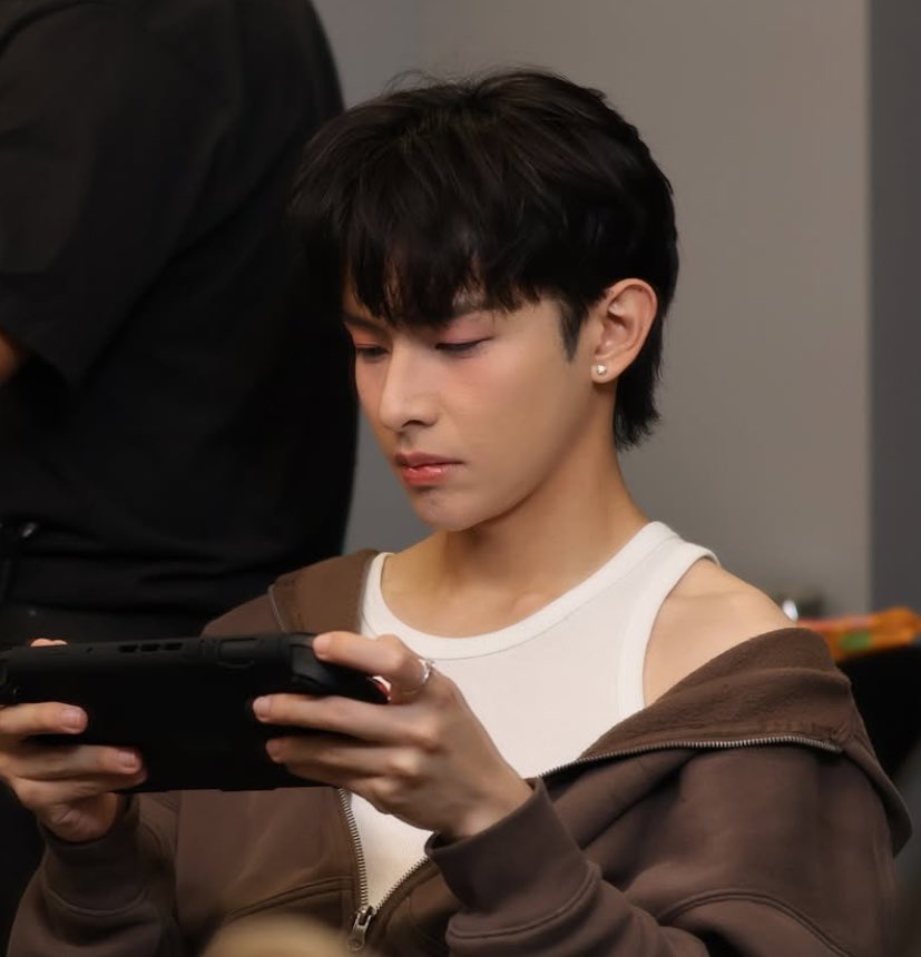 serious mode on 🎮

#SB19_JUSTIN #justin