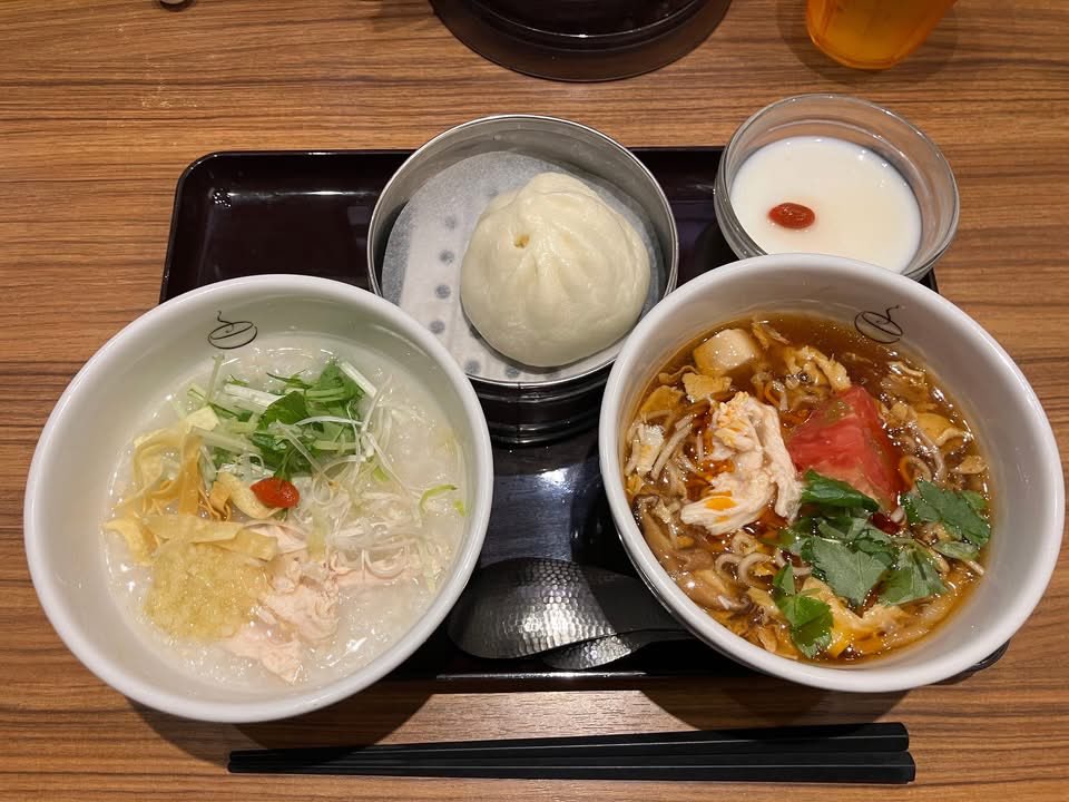Tokyodeepchina's tweet photo. 〈「粥餐庁(かゆさんちん)」新宿京王モール店〉
「謝朋殿」を運営している大手飲食チェーンのグリーンハウスが手がける中華粥と麺料理のお店。
2001年から営業というのですでに古株。
お粥、麺ともバリエーションが豊かで、粥と麺のハーフ＆￼ハーフも選べます。
今回は蒸し鶏ジンジャーのおかゆと蒸し鶏ときのこのサンラー麺のハーフ＆ハーフ1,300円を注文。ミニ肉まんと杏仁豆腐がついてこの価格なので、コスパが優れています。
平日ランチタイムはお一人様が多く、男女半々で世代もバラバラ。幅広い層に支持されています。
中華粥は一定層には認知されてきています。
ガチ中華とはまた異なるアプローチて興味深いです
東京都 新宿区西新宿1南口地下街1号 京王モールエリアA