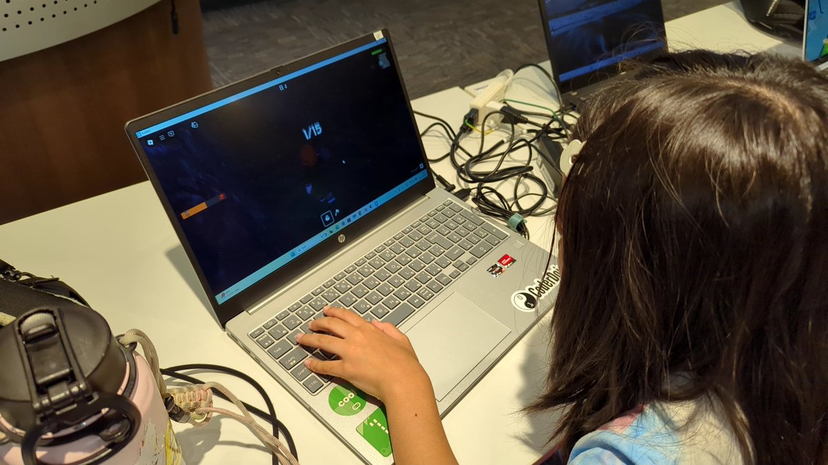 jkamiya5's tweet image. 今日もコーダー道場 OIST 来ました。娘は CoderDojocon に応募をきっかけにやる気出して、最近は RobloxStudio で何か作り始めています。息子はハックフォープレイでドラクエみたいなゲーム作ったりしていました

#CoderDojo