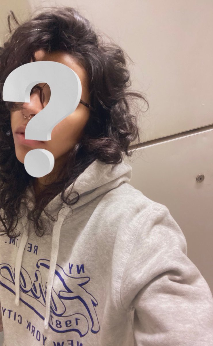 الفجر متكّيين على باب الثلاجة ننتظر غليان الماء
و نتساءل
" أقبلَ الفجرُ و لَم يُقبِل لِقانا
أين يا ليلُ توارى مُلتقانا
قُلتَ لي آتٍ و لم يأتي سوانا
لا تقُل ضلّ غريبًا فَتوانى 
ربما رامَ سوانا فَـجفانا "
و توصية قبل البزوغ كـالتالي :
إذكريني بأوّل أنفاس الفجر