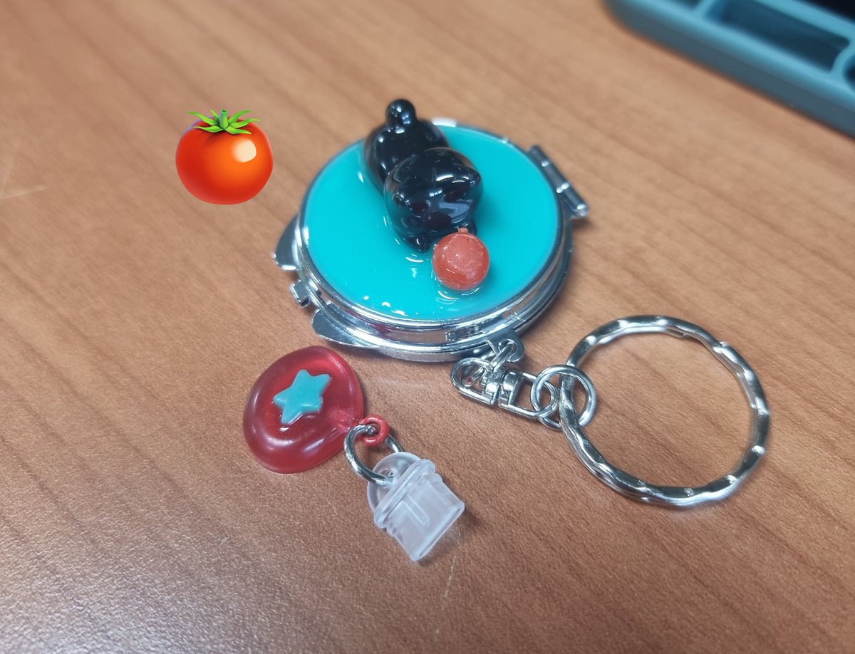 S2cosgajiS2's tweet photo. 이번 디페때 정말 정말 귀여운 걸 샀어요 🍅
근데 지금 첨 꺼내본건데 토마토 꼭지가 어디갔지?! 🥹
클레이라도 만들어서 붙여줘야 할까봐요 😭
@SOBI_J01 작가님의 멋찐 토마토 작품이에용 https://t.co/8yAu2Uawy1