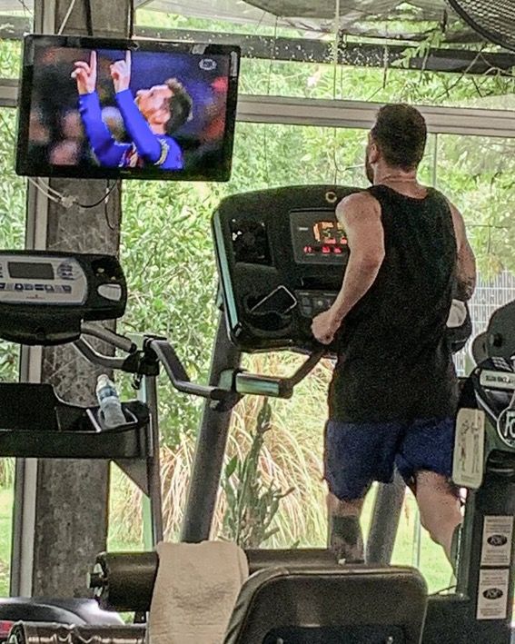 Messi entrenando viendo a Messi jugando. 

Es hermosa la existencia de esta foto.