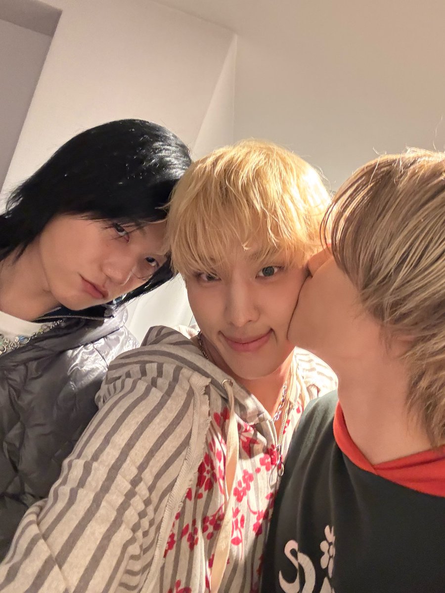 iggeoji's tweet photo. 🧩: it looks like you guys are kissing everyday
🐺: but it’s true, we kiss everyday, it’s okay, what’s so difficult on kissing your own beloved friends? https://t.co/HvgdBvdCIY
