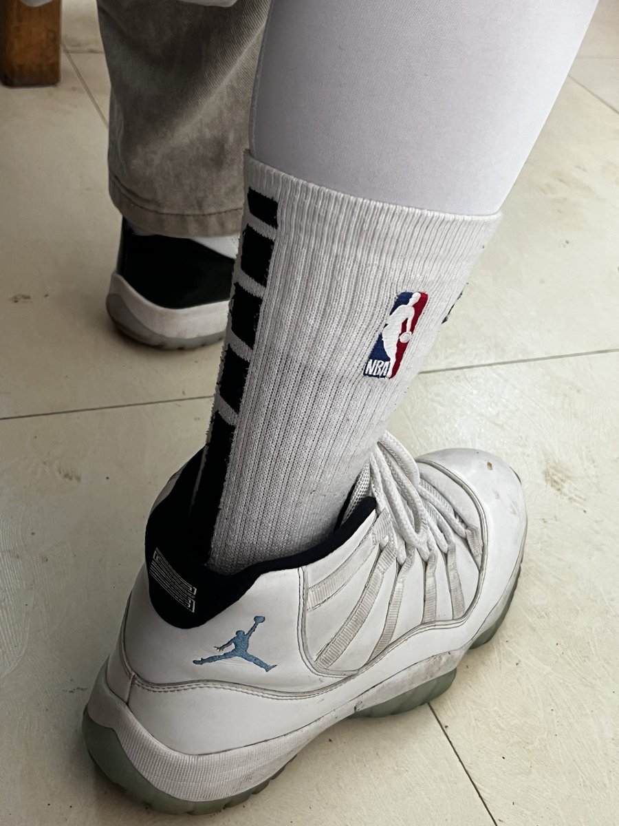 混搭风格，感觉有点白又有点脏，谁懂
#白袜 #白袜体育生 #高弹白袜 #高弹体育生 #康扣 #射鞋 #篮球鞋