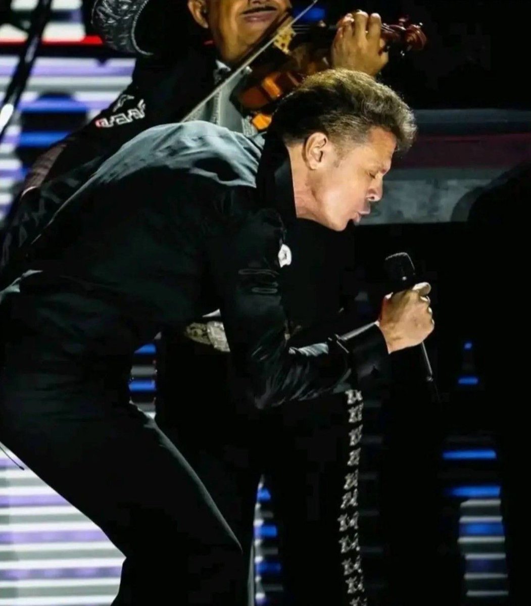 Dame un beso... Y de tu dulzura me quedaré preso  ♫
@lmxlm #LuisMiguel #txlm #ClubOficialChile #Incondicionales #TodoPorLM #TXLM37 #Miky