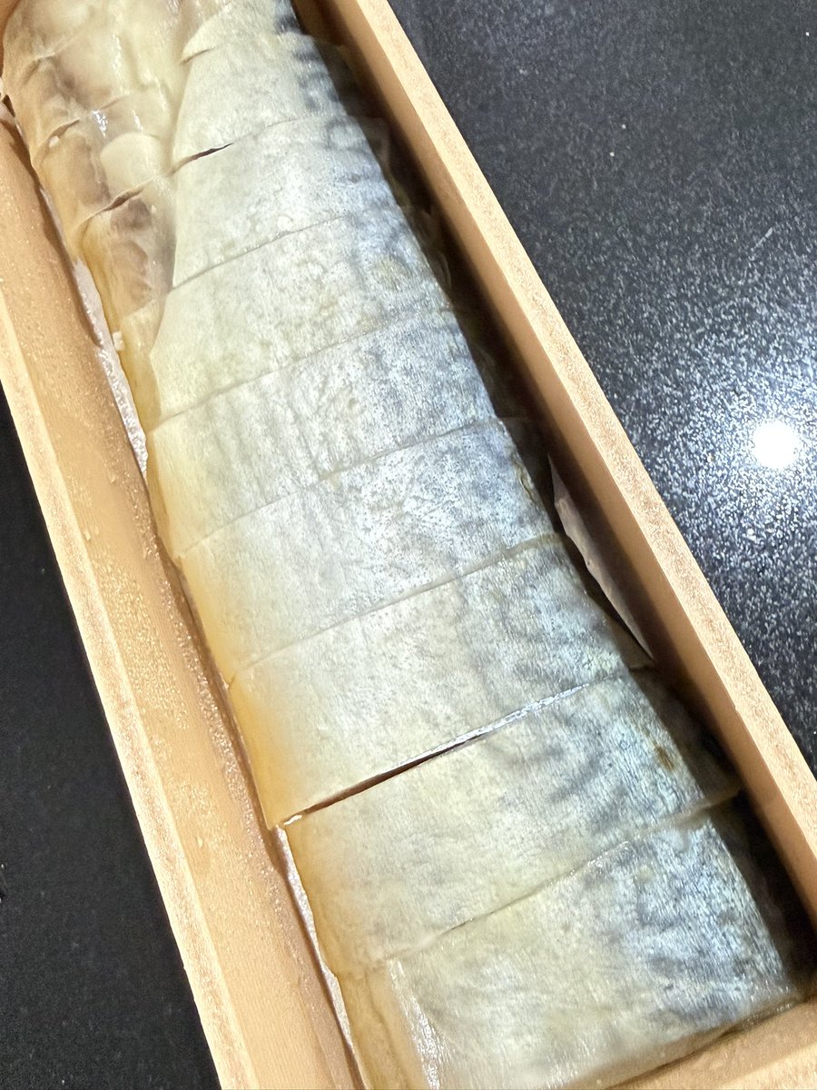 coco_coco_cc's tweet image. 実家では秋祭りの日に町内にあるお料理屋さんの鯖寿司を食べる風習があり今年も届けてもらった。
鯖寿司って子どもの頃は嫌いだったけど大人になって大好きになった食べ物TOP10に入るよね?