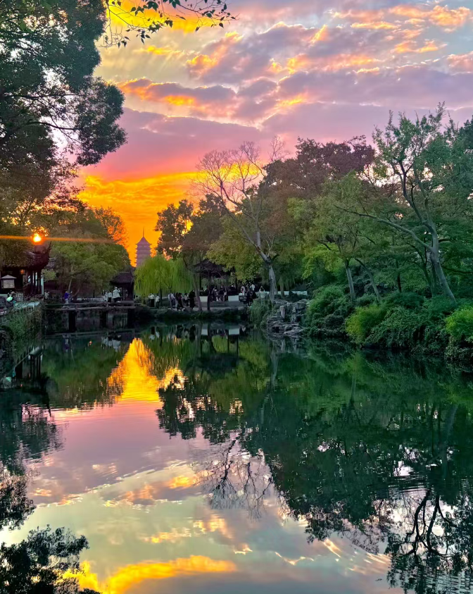 clips_02's tweet photo. It turns out the lake truly does make the entire city appear upside down. https://t.co/LGTBm65FQZ