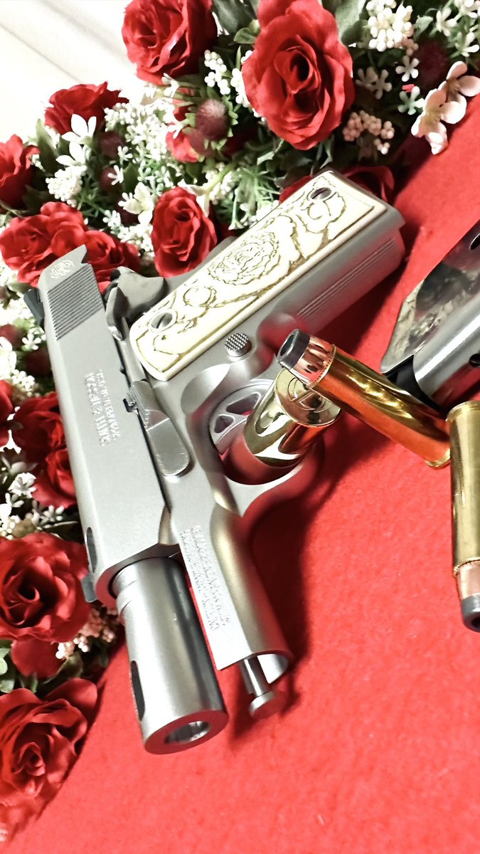 #映画やドラマで活躍した銃を魅せて
SW1911AD アデルと言えば外せない一挺
オフィサーズサイズな所や、ガスポート、グリップパネルに彼女の拘りを感じます😌