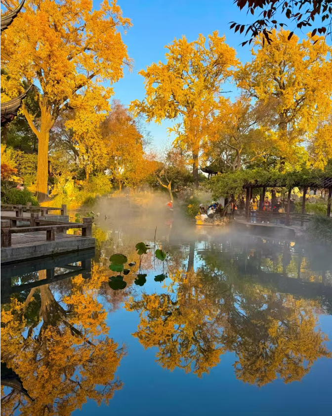 clips_02's tweet photo. It turns out the lake truly does make the entire city appear upside down. https://t.co/LGTBm65FQZ