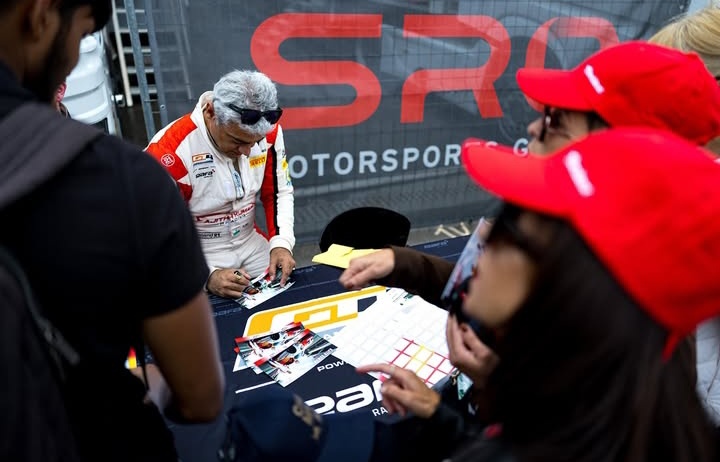 AjithFCOnline's tweet image. Autograph session ✍️

#AjithKumar | #AjithKumarRacing