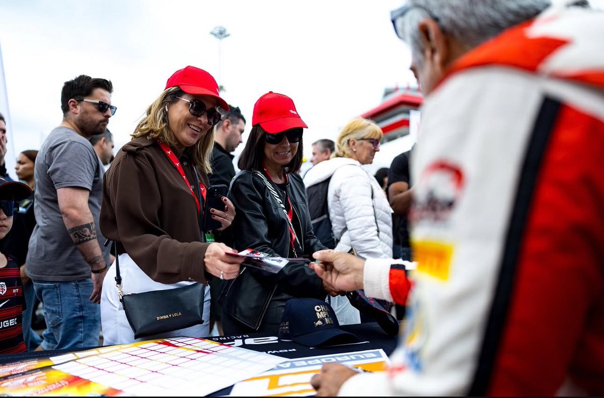 AjithFCOnline's tweet image. Autograph session ✍️

#AjithKumar | #AjithKumarRacing