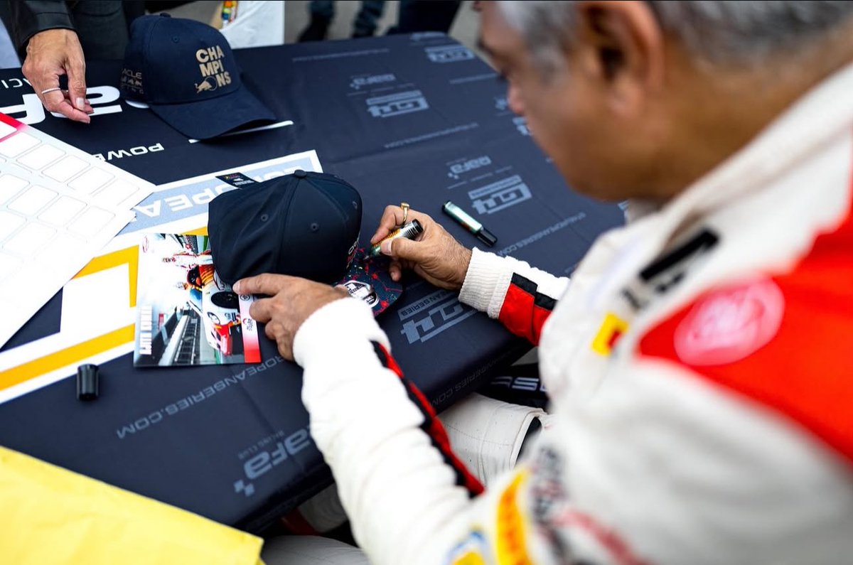 AjithFCOnline's tweet image. Autograph session ✍️

#AjithKumar | #AjithKumarRacing