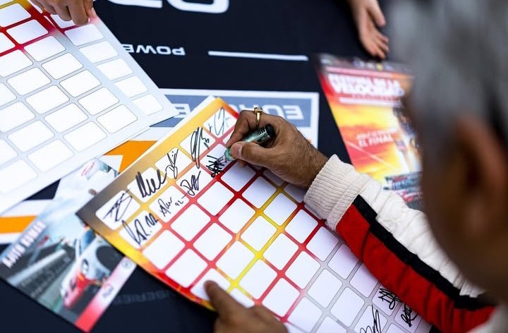AjithFCOnline's tweet image. Autograph session ✍️

#AjithKumar | #AjithKumarRacing