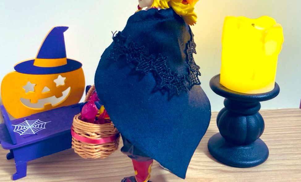 【ハロウィンまんと】
お品書きに載ってないのですが当日頒布品として送ってます！後ろ姿はこんな感じ！急いで送ったのでいくらに設定したか忘れました…スミマセン…
🎃シリーズはそれぞれ頒布量が異なりますので（特にポーチが極小）全て揃わない場合もあります。
ご了承くださいませ。