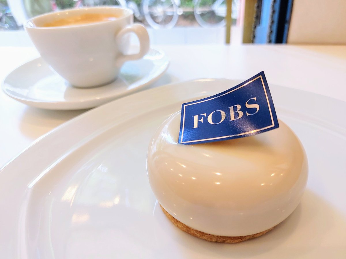 soichi_ebi's tweet image. ランチ後のスイーツに蔵前「パティスリーフォブス(FOBS)」でショコラオテ。

まん丸でつるんとした姿が可愛らしい。シンプルなルックスに反して、複雑で豊かな味を楽しめる。アールグレイの香りが素晴らしく美味しい！

#パティスリーフォブス #フォブス #FOBS #蔵前 #ケーキ #ケーキ屋 #ショコラオテ