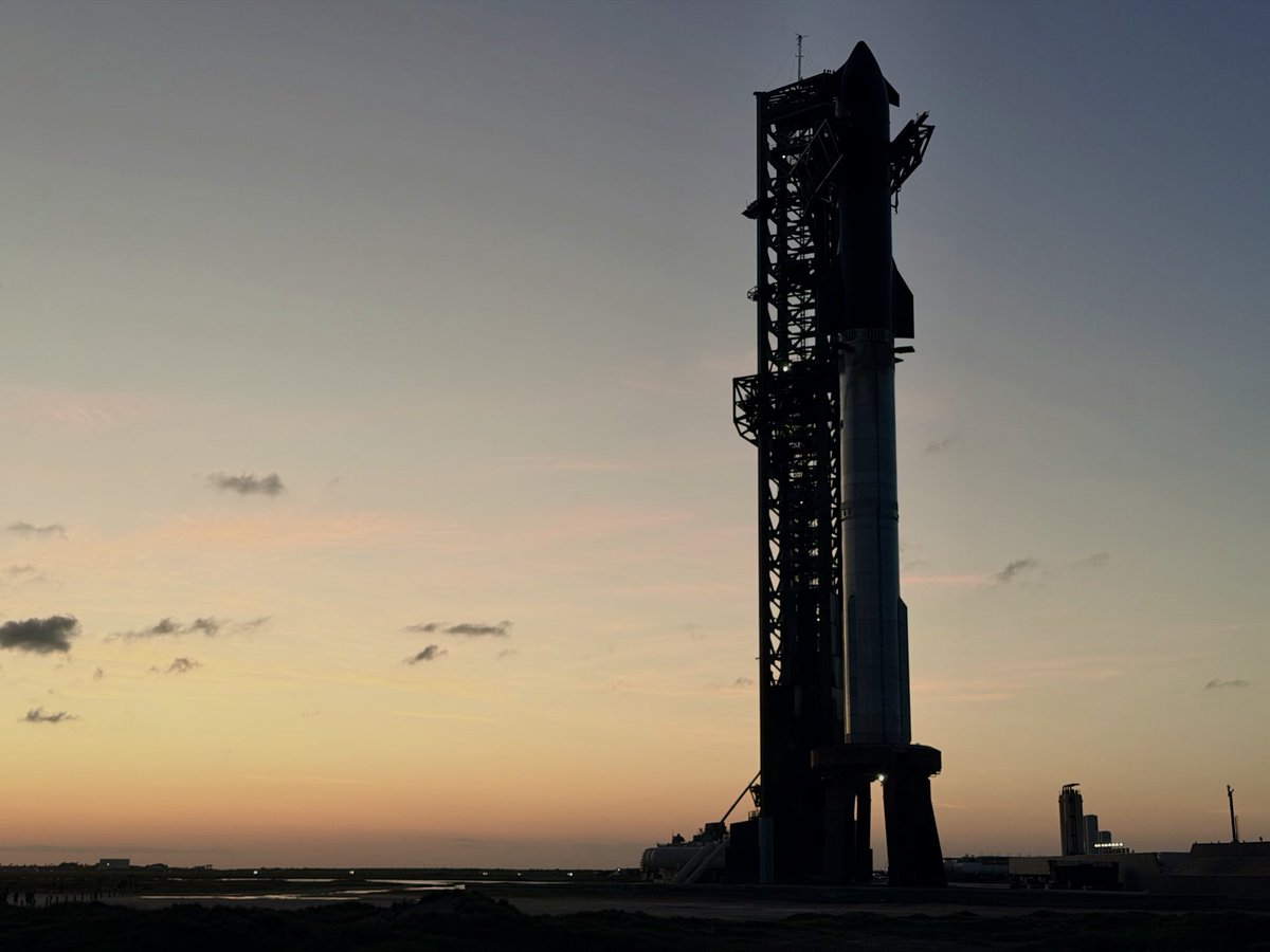 lindsay_ra13799's tweet image. Hello Starbase, it is lovely to be here💌

Starship Flight 11 is tomorrow, and @NASASpaceflight starts their coverage early! Hang out with us all day long! 

🔗 for streams in comments