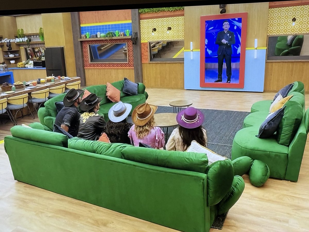 #LaGranjaVIP

Yo viendo el programa naquisimo al igual que #lacasadelosfamososmxً3 ,  pero me encanta que solo exista un cuarto , así saldrán los verdaderos muebles y no cobijados por un cuarto