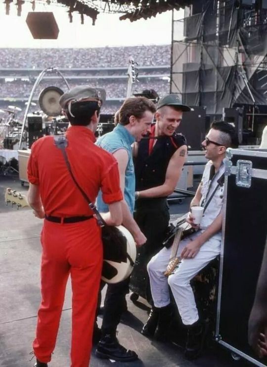 PunkRockStory's tweet image. 43 years ago today
The Clash getting ready to go on stage at Shea Stadium in NYC, October 13, 1982
Photo by Michael Zagaris
#punk #punks #punkrock #theclash #shea #newyorkcity #history #punkrockhistory #otd