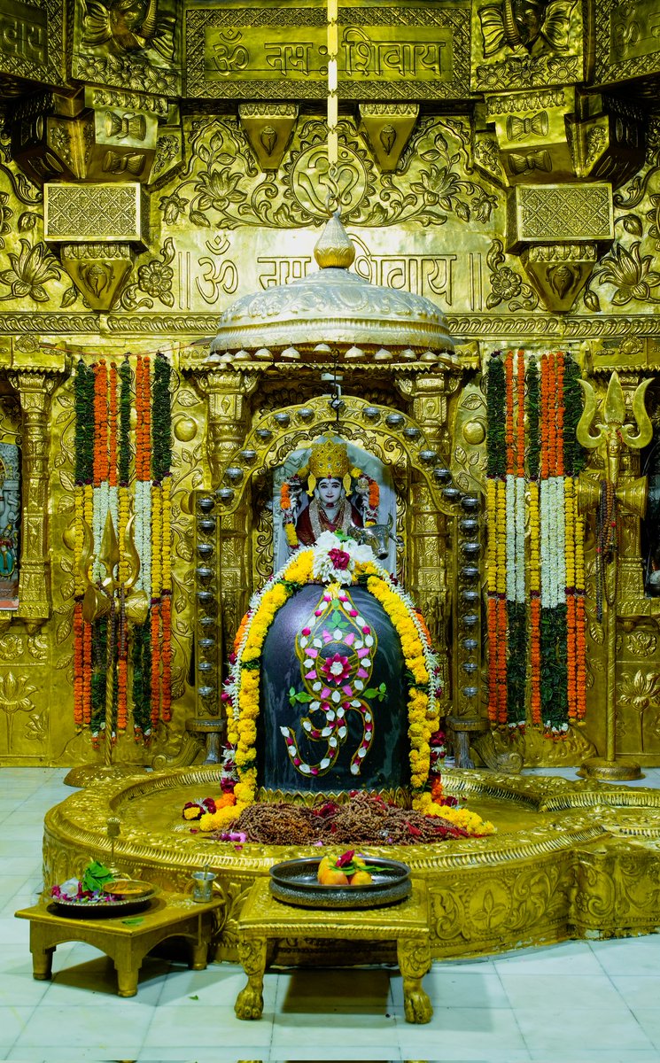Somnath_Temple's tweet image. श्री सोमनाथ महादेव मंदिर,
प्रथम ज्योतिर्लिंग - गुजरात (सौराष्ट्र)
दिनांकः 13 अक्टूबर  2025, अश्विन कृष्ण सप्तमी - सोमवार
प्रातः श्रृंगार
10255806
#somnath #mahadev #shivji
#bhakti #somnathlivedarshan #somnathtemple