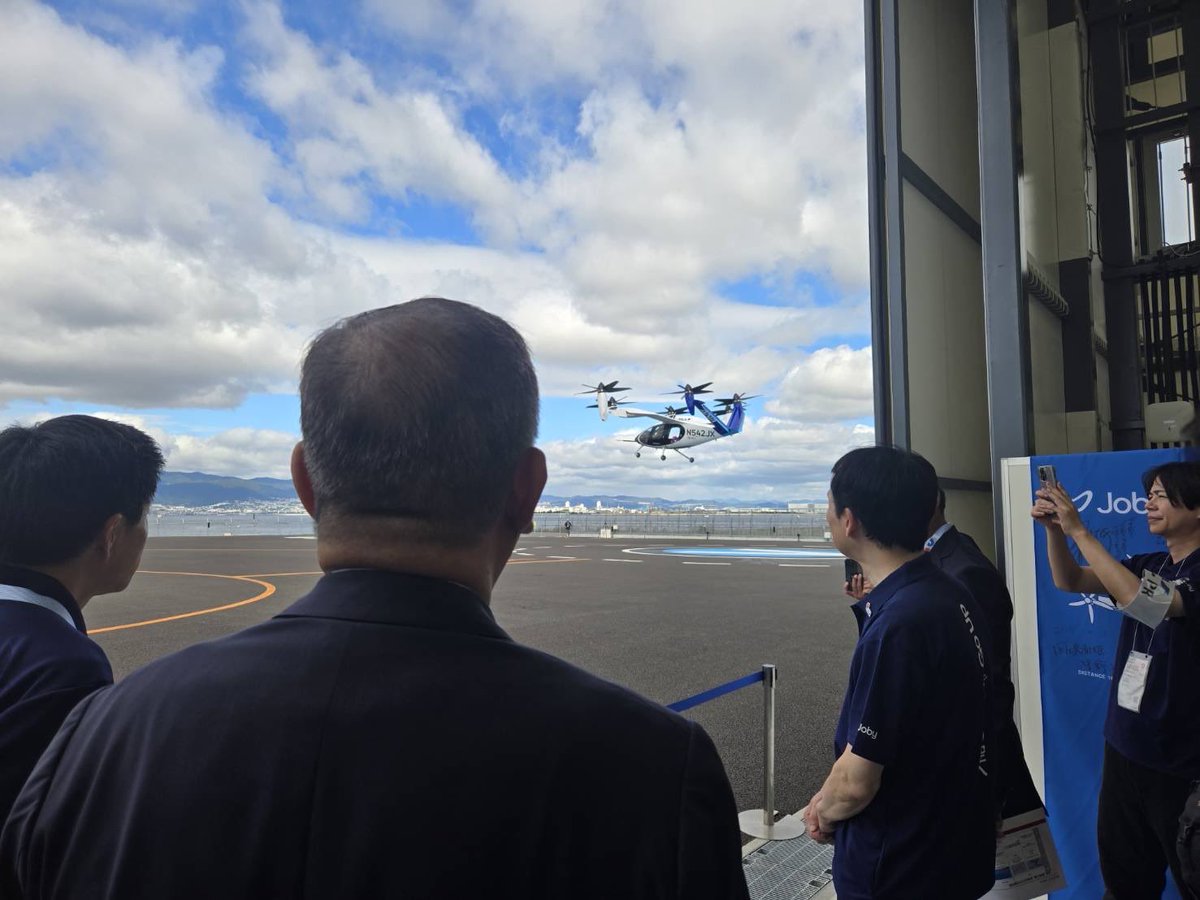 shigeruishiba's tweet image. 空飛ぶクルマ という名の航空タクシーのデモフライト。