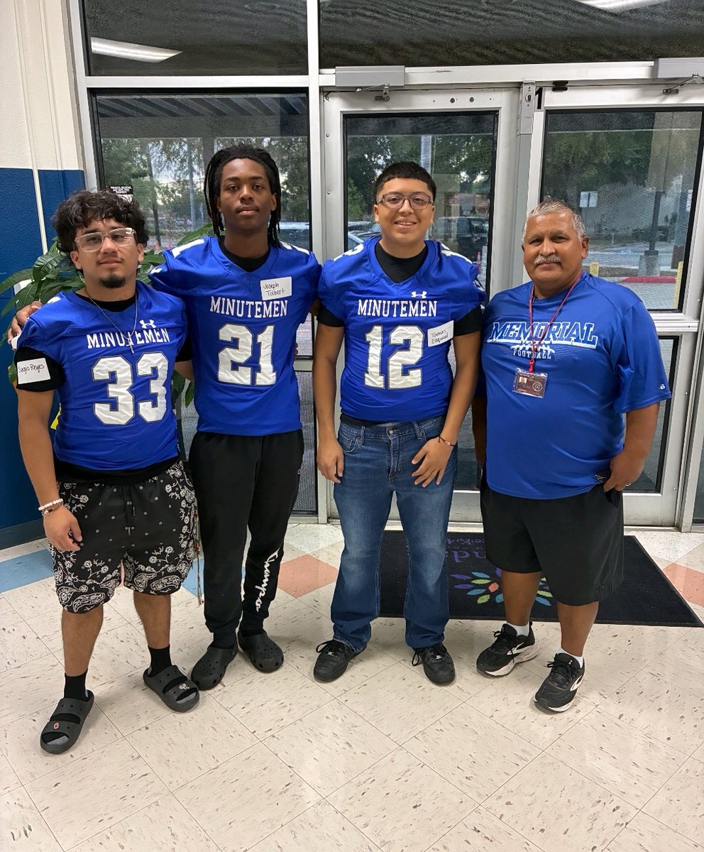 Coach_POrtega's tweet photo. Such a busy week for our @EISDMemorialHS @EISDofSA Minutemen Football #minuteMENread program. We visited @GardendaleELP and the kids were so awesome. Srs Tomas Esquivel and Sergio Reyes with Jr-Joseph Tolbert had a great time reading with the kids! #GoMinutemen #LiteracyMatters https://t.co/F4iBsvDqvY