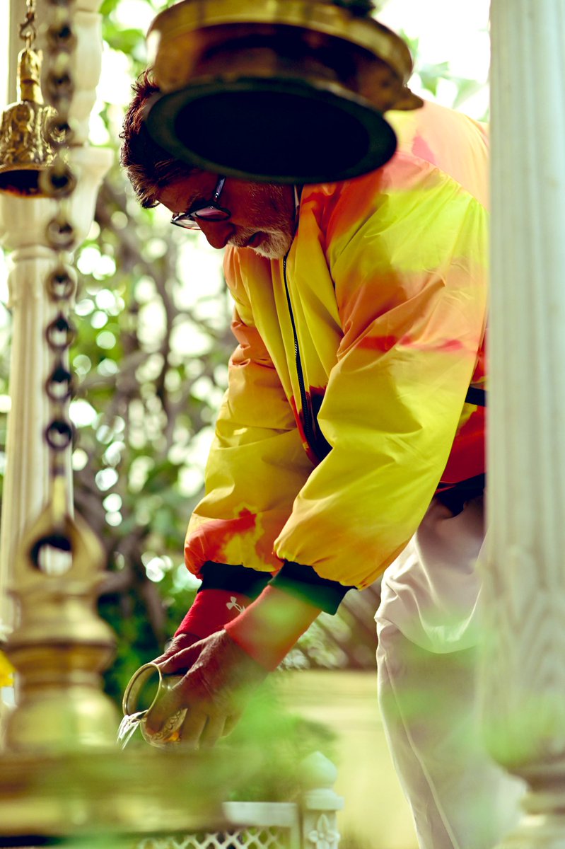 MOUSUMI_EF's tweet image. Monday begins with divine vibes 🌅🙏
The day of Mahadev — Om Namah Shivay 🕉️
Our BigB offering water to Lord Shiva — a moment of peace, power, and devotion 💧@srna  ✨
@SrBachchan ❤️

#MondayMotivation #OmNamahShivay #Mahadev #AmitabhBachchan #BigB #DivineVibes #ShivBhakti