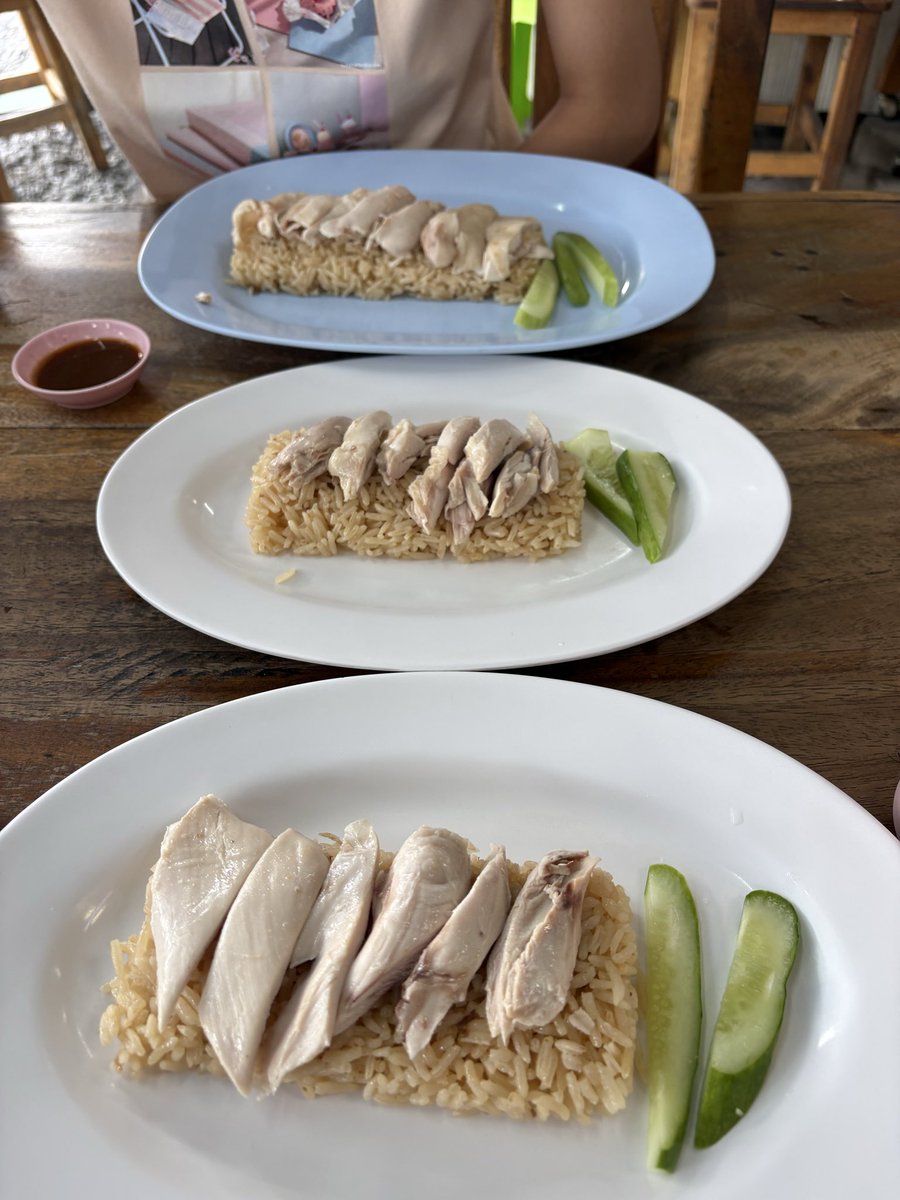 เติมพลังด้วยข้าวมันไก่เฮียวัด 🤤 ก่อนไปงานหนังสือ 📚 กับ (คุณลูก) สาว 👧🏻👓