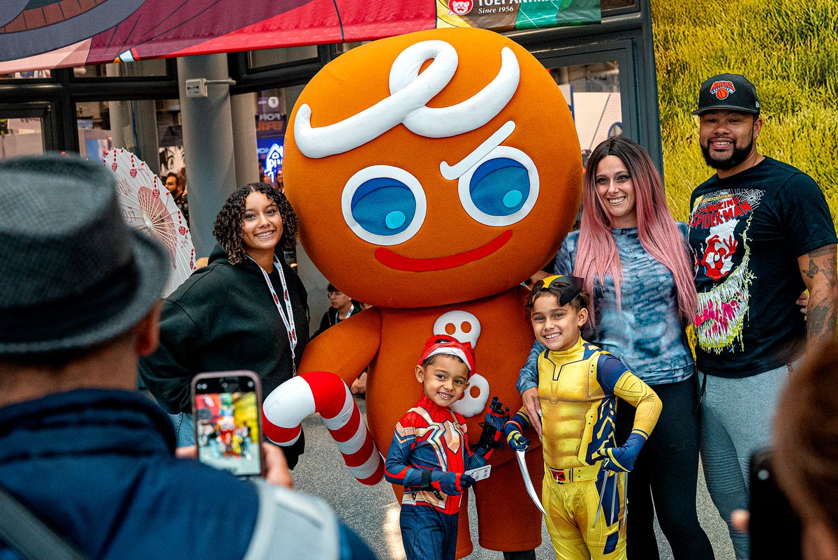 devsisters's tweet image. The energy at New York Comic Con (#NYCC2025) was incredible! 🔥

We were so moved by your love for CookieRun: Braverse TCG(@CRBraverseEN)! 😭 Huge thanks to everyone who played &amp;amp; cheered! ✨ Your amazing energy made our time unforgettable.

GingerBrave loved meeting our…