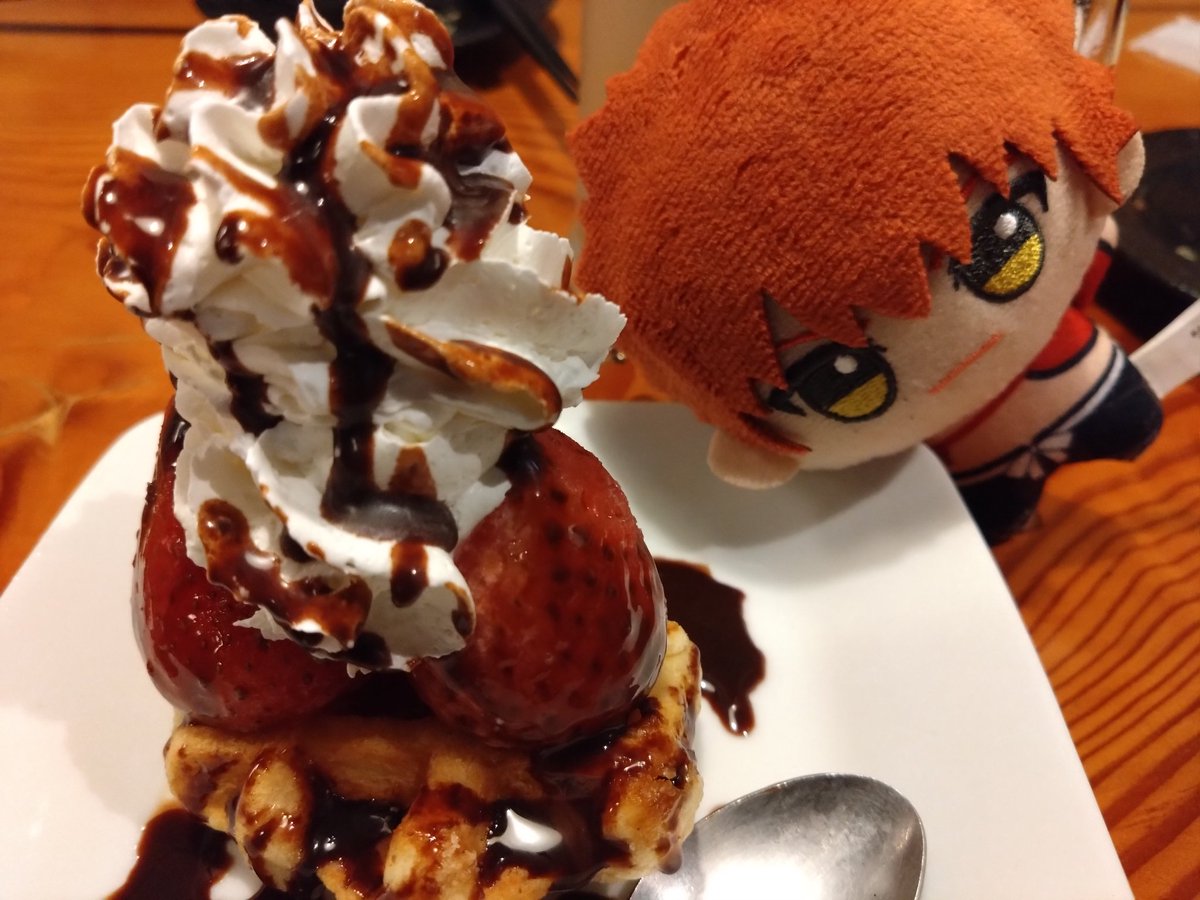 PurpleF66313890's tweet image. 【FGO】【食】
皆様こんにちわニュブ!(気に入っている模様)😊☕
ぐだイベ何とかアイテムコンプ出来ました!☺️👌
夜の「Road to 終章」にオリバーさん出るので待機しつつ、豚骨ピリ辛拉麺なるものを2人と食べに行きました😎🍜
デザートの苺クリームワッフル美味しいね村正お爺ちゃん😋🍓
#FGO