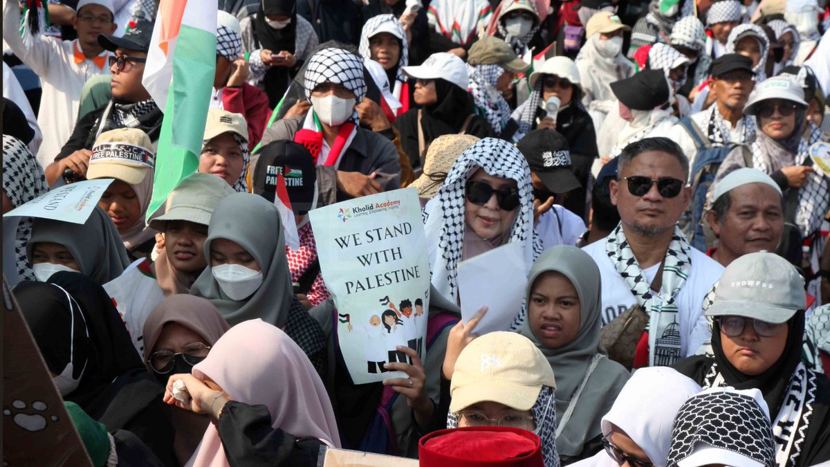 Aksi bertajuk "Solidaritas Indonesia Lawan Genosida" di Patung Kuda, Jakarta, 12 Oktober 2025. 

Aksi ini memperingati dua tahun berlangsungnya genosida miiter Israel atas rakyat Palestina, aksi juga menuntut pemberian kemerdekaan penuh bagi Palestina.

#Gaza #LaporanGaza