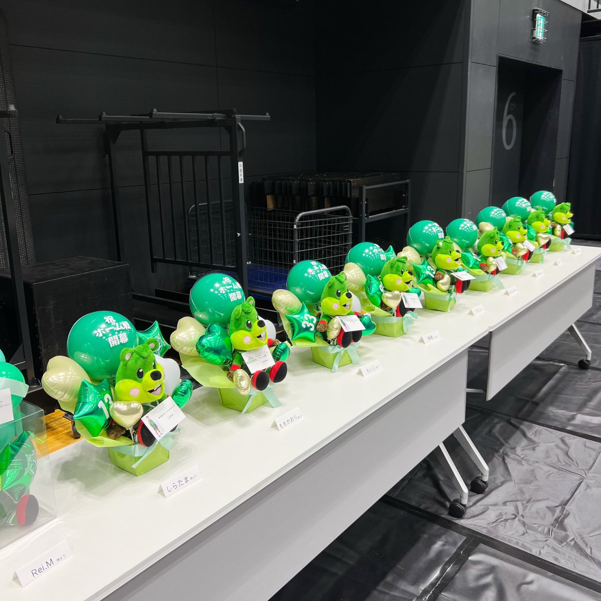 ホーム開幕祝い🏀💚
インフォメーション前に展示完了しました！

選手応援バルーン企画
たくさんのご注文ありがとうございました。

選手名入りのフラスタ⛹️
新ピクローぬいぐるみ付きアレンジ🧸
ぬいぐるみ付きプレゼントボックス🎁

「会場でお引き取り」をご選択の方は、