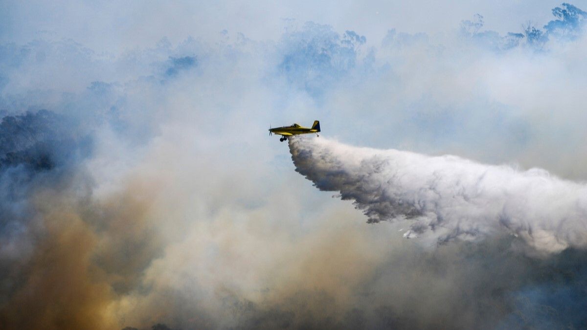 NewsCop_media's tweet image. FIRE SEASON 👨‍🚒 Drones need to stay on the ground and away from bushfires, says the Civil Aviation Safety Authority. For more, read here 👉   buff.ly/vsGOyFA 

#casa #bushfires #drones #pilots