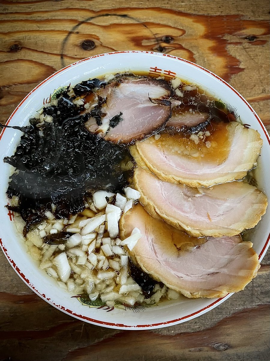 湘南の手前　　@戸塚

背脂煮干しラーメン🍜中盛
チャーシュー

今日の朝ラー🫠
熱々の漆黒スープに大好物の岩のりと刻み玉ねぎ🧅甘い背脂に煮干しがほんのり香り兎に角優しい😌一般的な背脂煮干しとは一線を画す🤔スープ色に染まったピロピロ麺は最高の喉越しで飲める麺🤭🐴杉😭
ご馳走様でした🙏