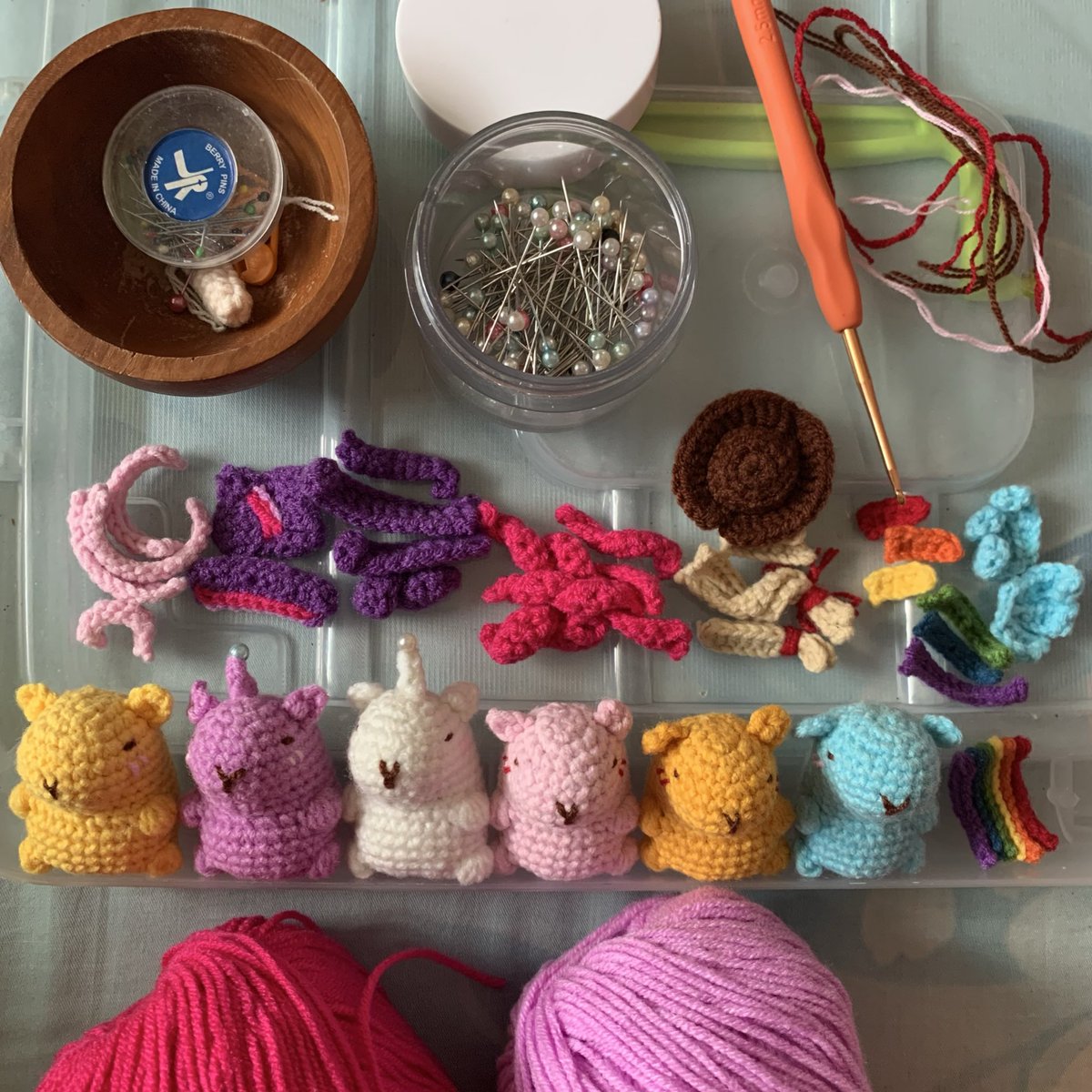 ___elok's tweet image. Berhasil menyelesaikan 6 mutan Capybara x Little Pony ini setelah hampir 2 minggu~ (huft 😓)

Apa yang paling males dari amigurumi? Iya betul, assembly printilan mini yang bikin gemes itu 🤏🏻

🧶 milk cotton tiny 3 ply
🪡 2.5 mm
💿 Autumny Crochet

#SudutRajutMonthlyChallenge