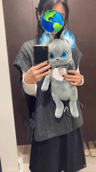 ブレジュ、グリムぬい連れていきます 大きすぎてカバンに入らないので世間の人々に見せつけて歩く かわいいねぇ