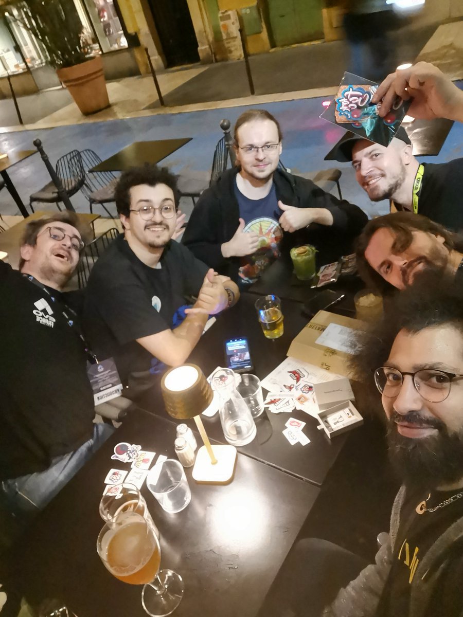 - "Trinquons pour l'EVO !"
- "Pour l'EVO !!"
- "Putain, jamais j'aurais pensé qu'un jour on trinquerait pour avoir taffé pour un fucking EVO..."

Les émotions 🥲