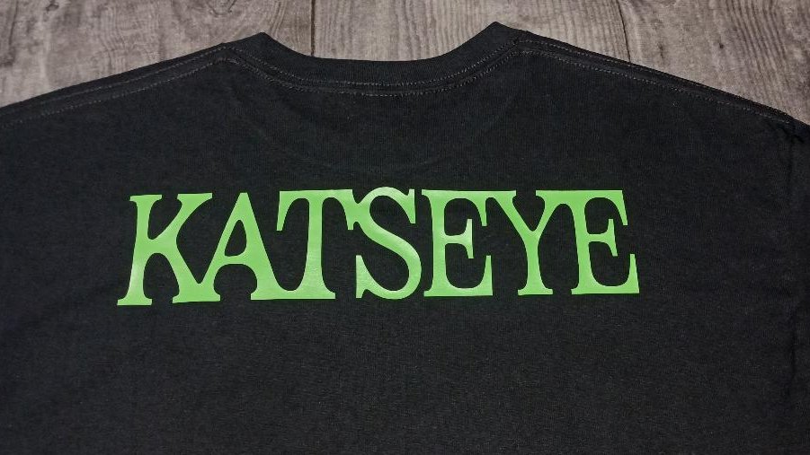 4oclocktee's tweet photo. Katseye Gnarly T-shirt          

COLOR: Black (with Green Vinyl) 
SIZE: M, L, XL &amp; 2X  

FRONT: Everything's Gnarly  
BACK: KATSEYE      

Questions/Orders: DM     
Etsy: https://t.co/JblRhRS2Yu 

#KATSEYE #EYEKONS #Kpop #KpopMerch #KATSEYEMerch #KATSEYETshirt #KpopTshirt https://t.co/AOaVRZhBd1
