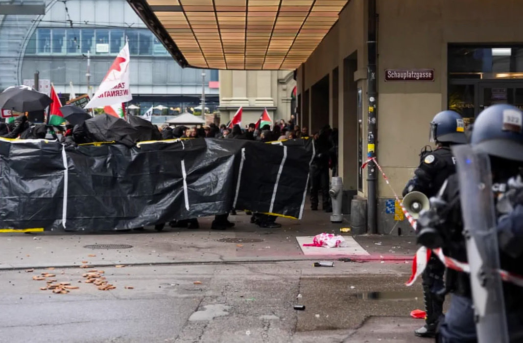 Wer Polizisten angreift und antisemitische Parolen brüllt, testet die Grenzen unseres Rechtsstaats. Die Antwort muss klar sein: null Toleranz, konsequente Strafen - und endlich mehr Wachsamkeit gegenüber linksextremen Netzwerken.
(Bild: srf.ch)