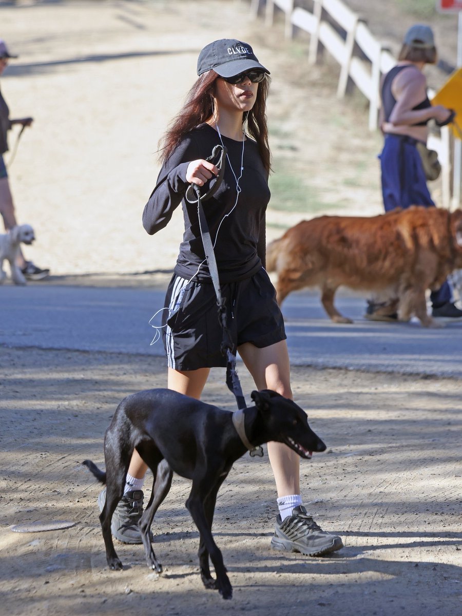 a jenna saindo combinando com o cachorro dela