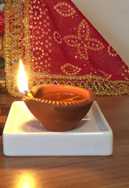 shushma20031262's tweet image. #FLAME का अर्थ है:
F – Fixing Life &amp;amp; Air by
L – Lighting Oil Lamps
A – Aimed at
M – Making
E – Environment Clean
इस मुहिम के तहत् डेरा सच्चा सौदा के अनुयायी प्रतिदिन सुबह और शाम कम से कम एक दिया जलाकर सकारात्मकता का वातावरण  बनाकर भगवान को याद करते हैं ।
#SaintDrMSG