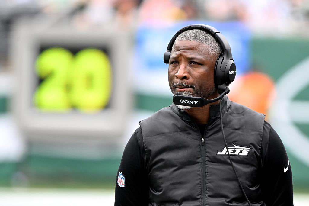 ✍️ Just One Thing – with <a href="/jameshkellett/">James H Kellett</a> 

📅 Oct 12 | #JOTSports

📉 Aaron Glenn’s coaching performance today was something that should really worry #Jets fans. Numerous horrible decisions + Justin Fields clearly should’ve been benched. Another loss for the only winless #NFL team
