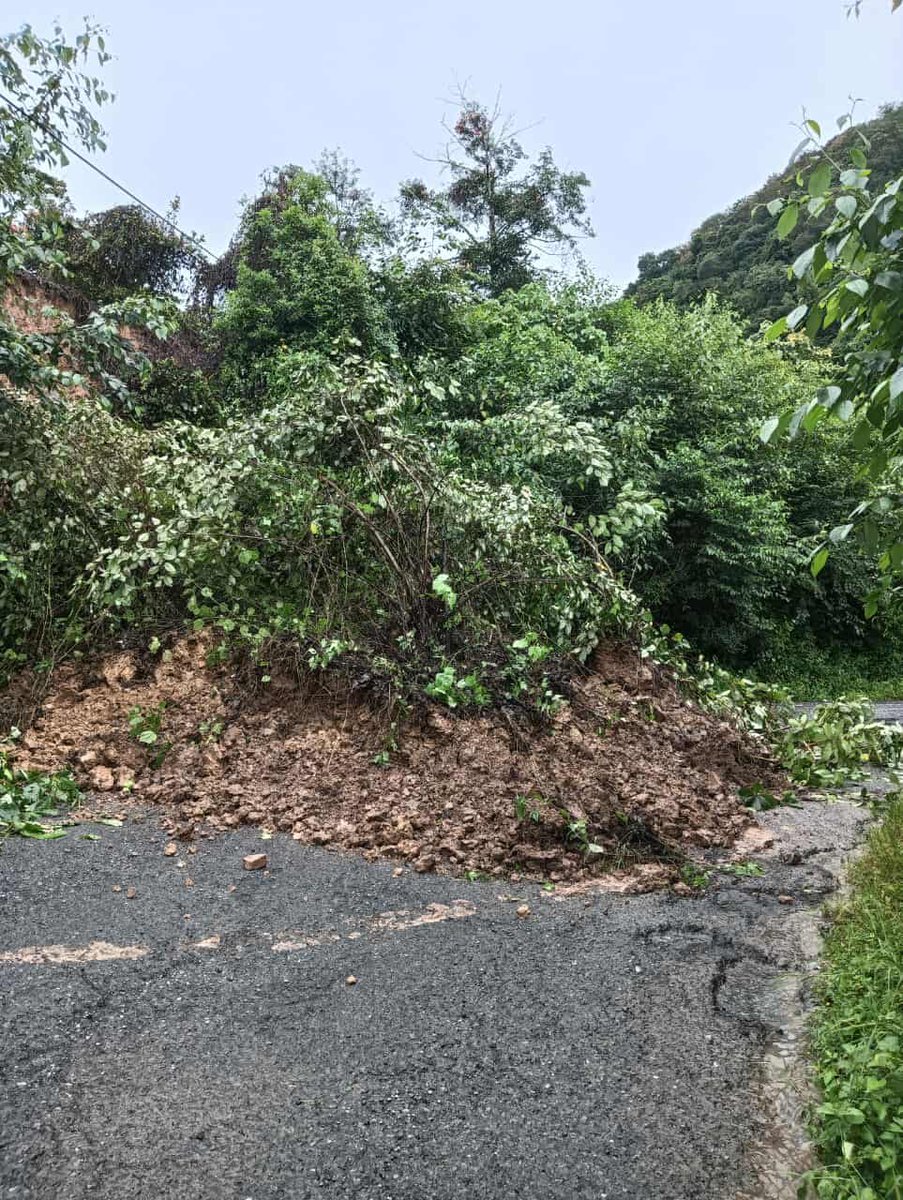 🆘🆘La comunidad de Izcotitla, Naupan, #Puebla también está entre los afectados.

No hay luz, no hay agua, las carreteras están cerradas y los deslaves los mantienen incomunicados.

La gente resiste con lo poco que tiene… esperando ayuda que aún no llega. 💔 CCP <a href="/armentapuebla_/">Alejandro Armenta</a>