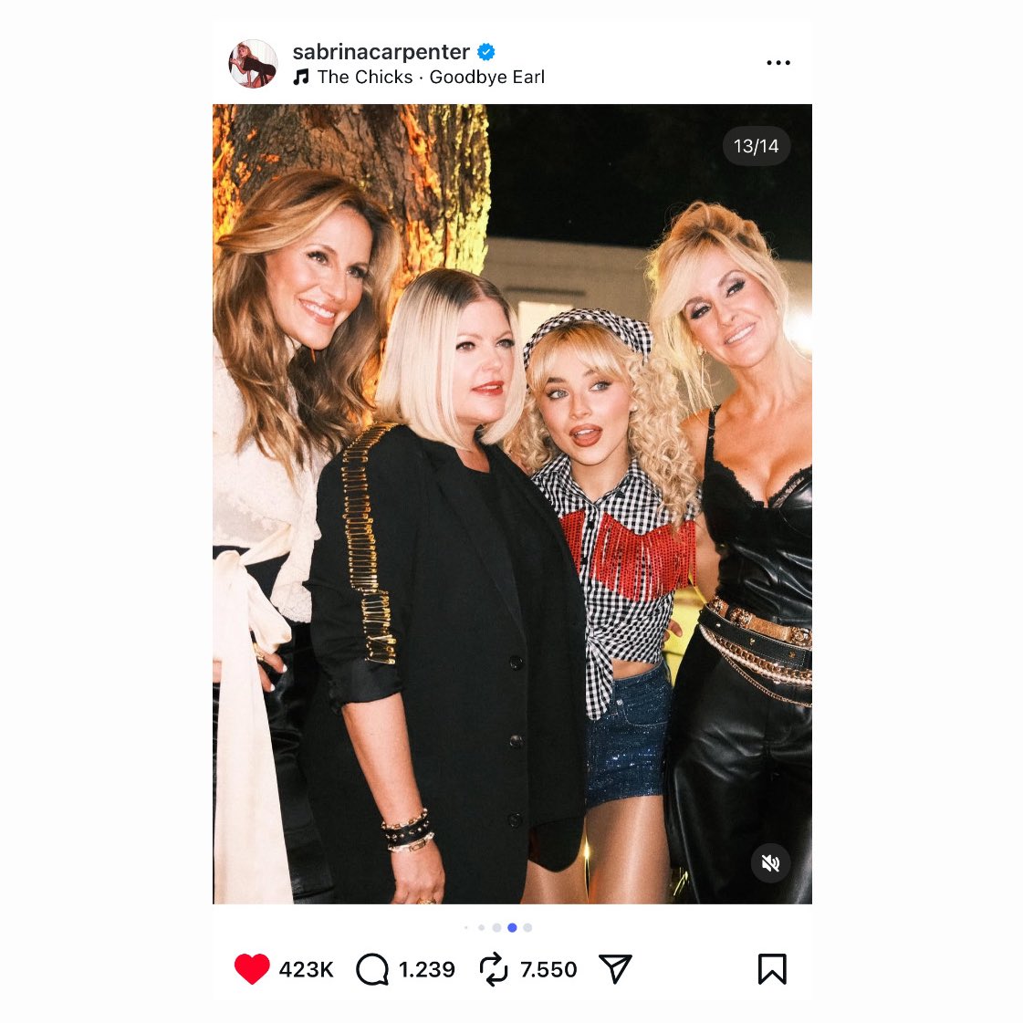 UpdatesBrinaBR's tweet image. A música escolhida por Sabrina Carpenter em sua última publicação, ‘Goodbye Earl’, da banda The Chicks, fala sobre duas melhores amigas que decidem assassinar o marido abusivo de uma delas.
Ontem, a artista convidou o grupo para uma participação especial em seu show no Austin…