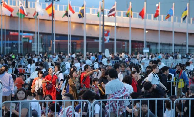 万博いよいよ最終日　早朝から開場待ちわびるファンの列　テント持参し、徹夜で並ぶ人も