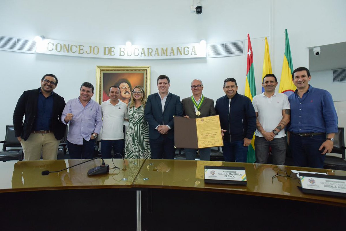 Agradezco a Dios por estos 35 años de periodismo en Caracol Radio.
Gracias al concejal Diego Armando Lozada y demás Concejales de Bucaramanga por otorgarme la Orden al Mérito Periodístico “Álvaro Gómez Hurtado”.
Recibo este reconocimiento con humildad y gratitud.