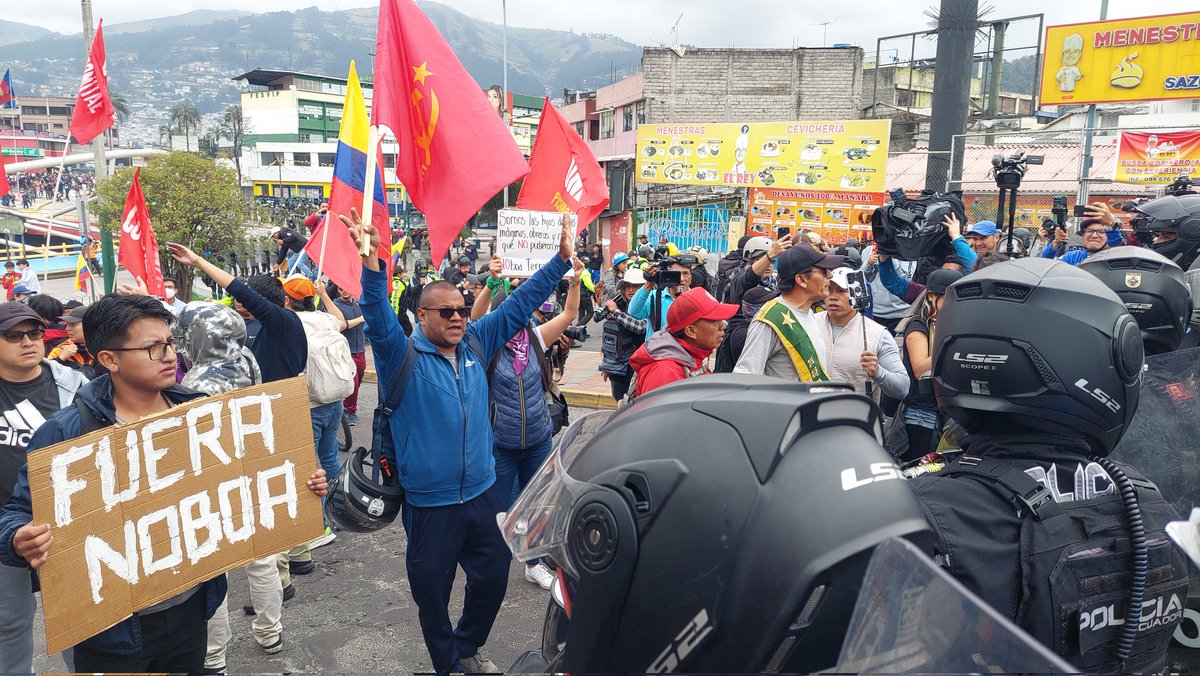 UnidadPopularE's tweet photo. #12DeOctubre jornada de #Resistencia y #Lucha miles de Quiteños se dieron cita en la Villaflora para iniciar una #MarchaPacifica, que fue reprimida de manera brutal, digna de un asesino como @DanielNoboaOk eso no detuvo y el impetuo y se llegó al Arbolito. #SomosUnidadPopular https://t.co/dx2t3qEinD
