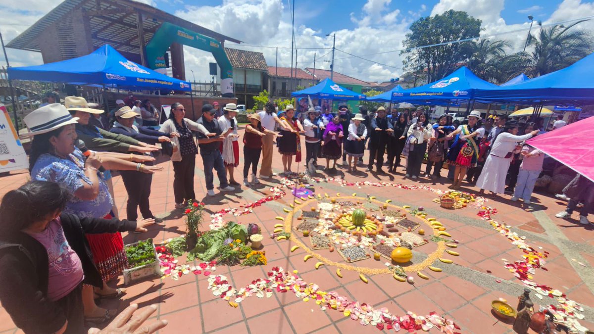 Fortalecemos los espacios de comercialización en San Joaquín 🙌

Con la entrega de carpas apoyamos a los agroproductores de esta productiva parroquia. 🫶

#TransformamosVidas
#JotaLloretPrefecto
#AzuayPrefectura
#AzuayMeEncanta
