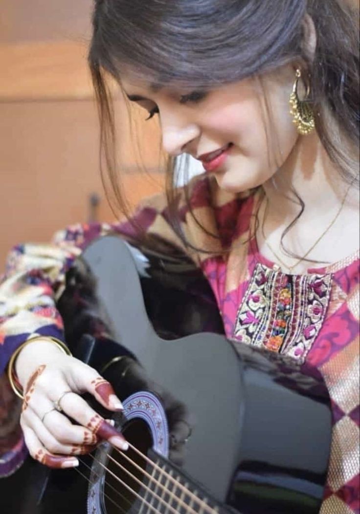 कहां से लाए पक्के सबूत की तुम्हें कितना चाहते हैं .!🫰💫
दिल, दिमाग, नजर, सब तो तेरी कैद में है!!✨💕♥️
( आप को चाय पसन्द है क्या.. मुझे तो नहीं)